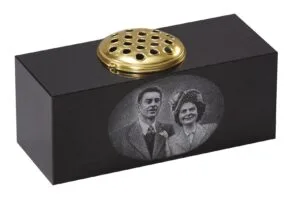 wg278 memorial vase with extended dimensions for bespoke etched double portrait